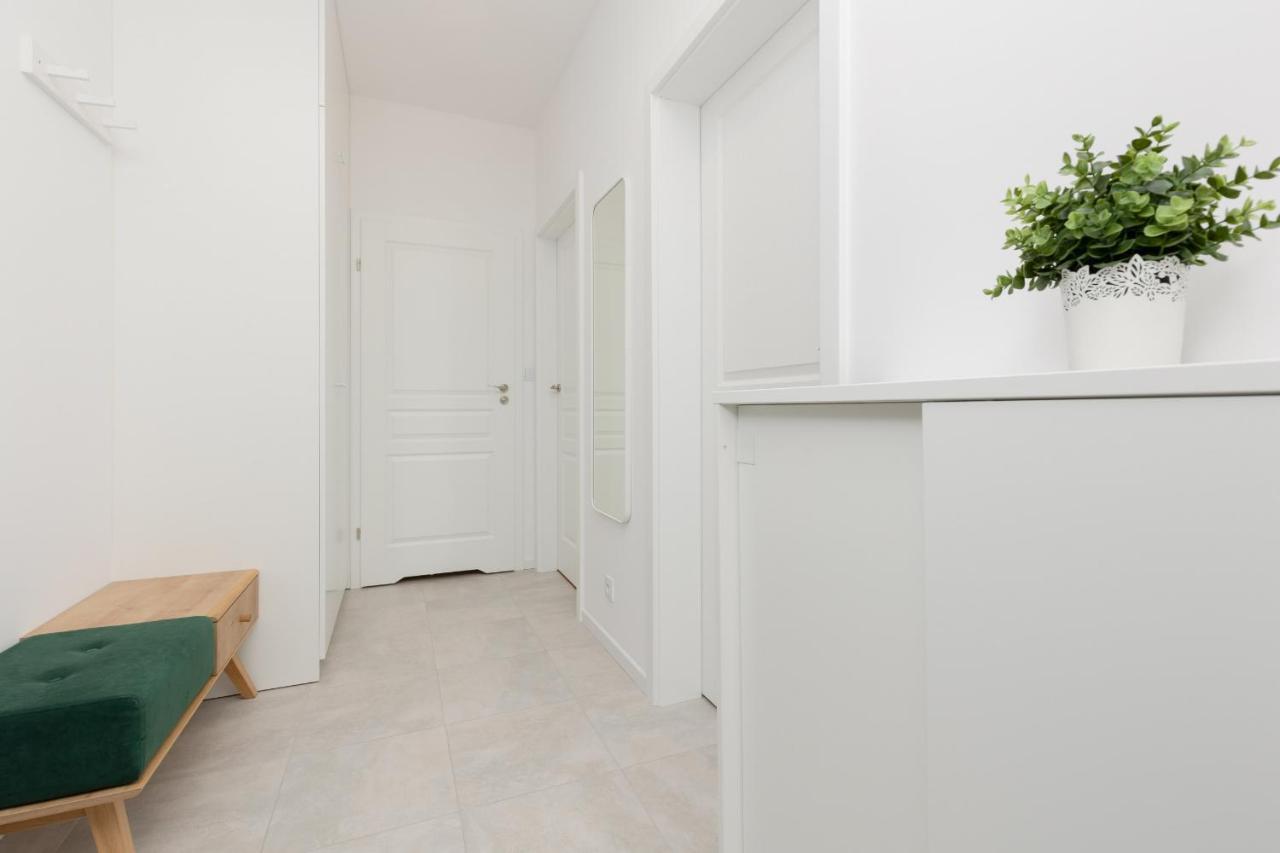 Stacja Wola Apartments With Parking By Noclegi Renters Varsavia Esterno foto